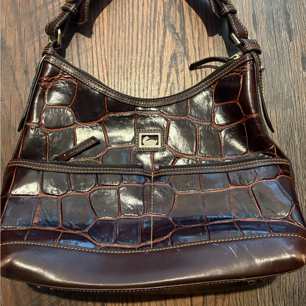 Elegant Brown Crocodile-Embossed Shoulder Bag